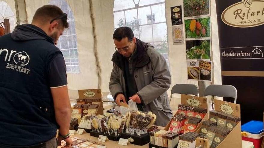 A la izquierda, uno de los puestos de la feria artesanal de Hermisende. A la derecha, actuación del grupo de folclore Don Sancho.