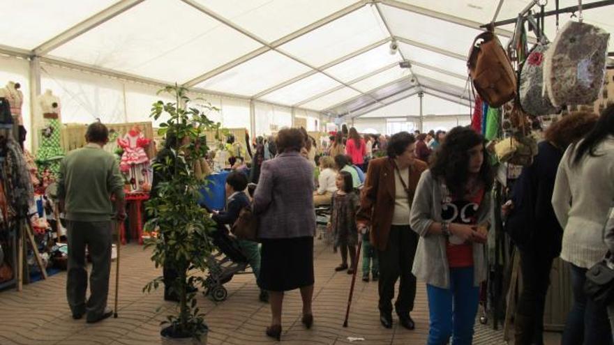 La feria riosellana de comercio, ayer al mediodía, en la carpa del paseo Princesa Letizia.