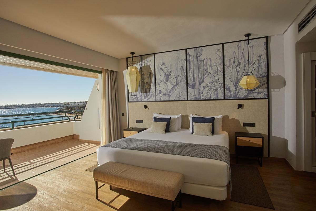 Habitación con terraza y vistas al mar