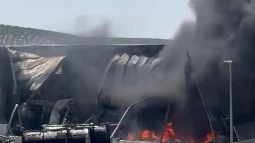 El incendio en una nave de aceite de Lucena se reactiva por las altas temperaturas