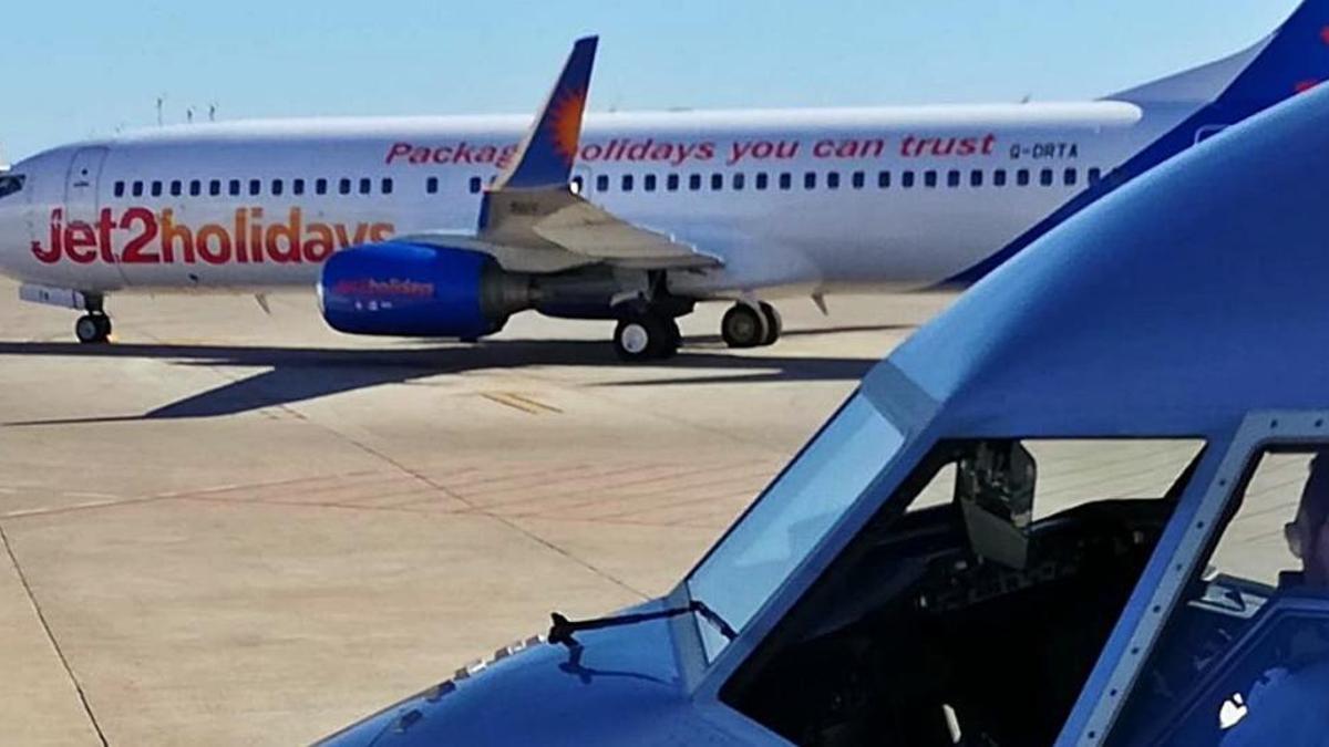 Dos aviones de Jet2  en el aeropuerto de Ibiza.