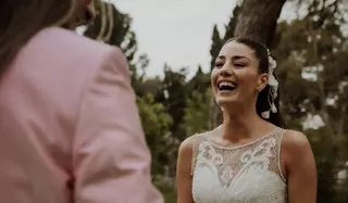 Boda en la ruleta de la suerte: Laura Moure se casa en zapatillas de deporte con el amor de su vida