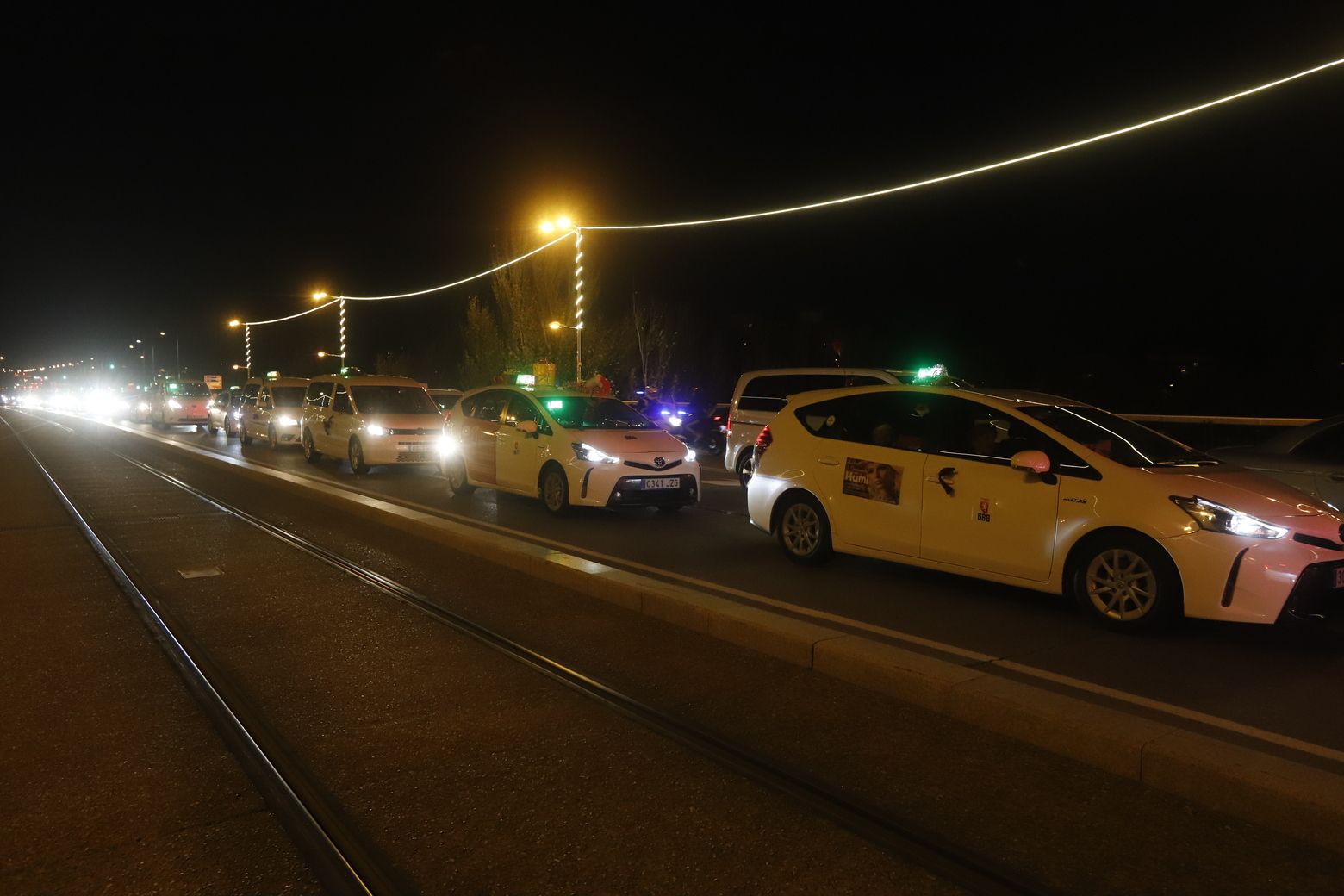 Caravana de taxis en Zaragoza para acercar la Navidad a los más mayores