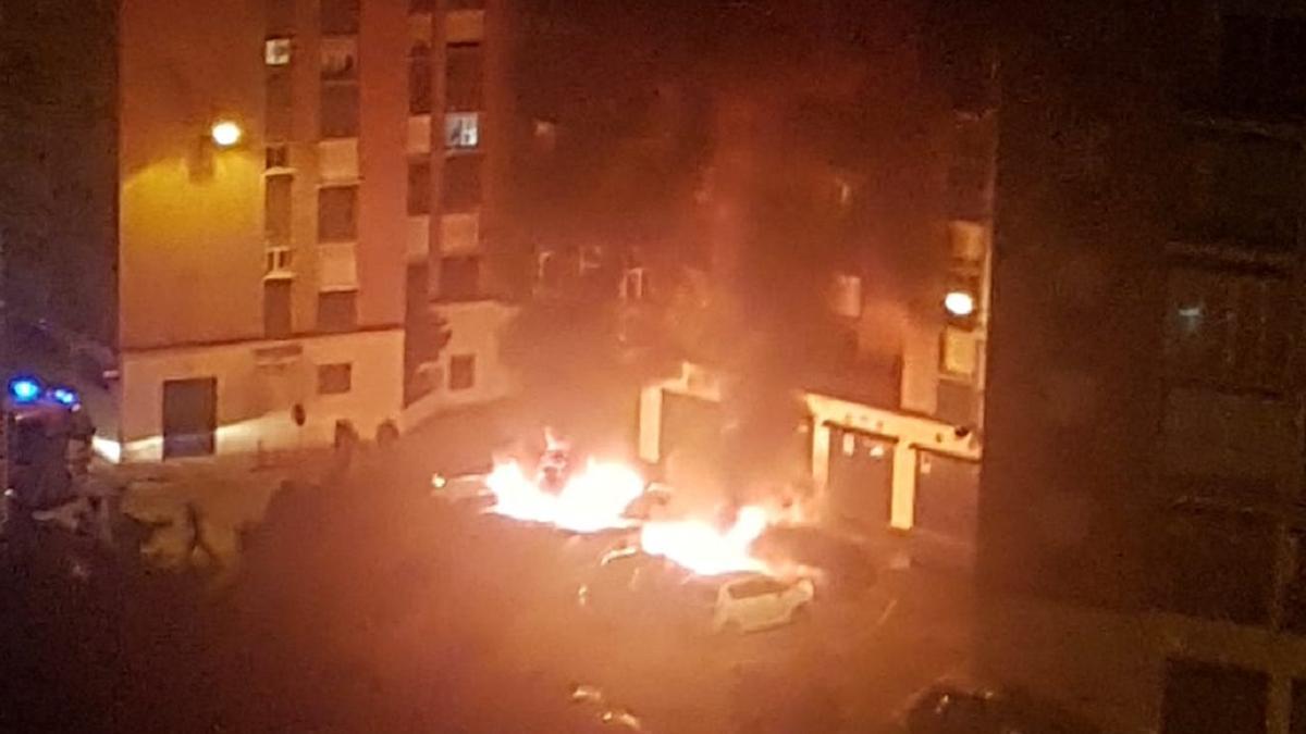 Coches ardiendo en el barrio de Santa Paula de madrugada.