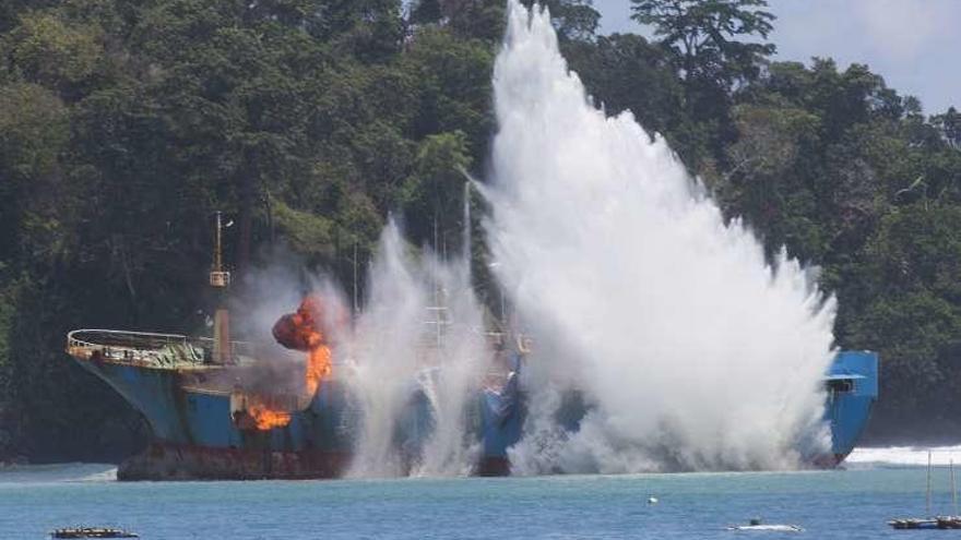 El &#039;Viking&#039; durante la explosión, ayer.