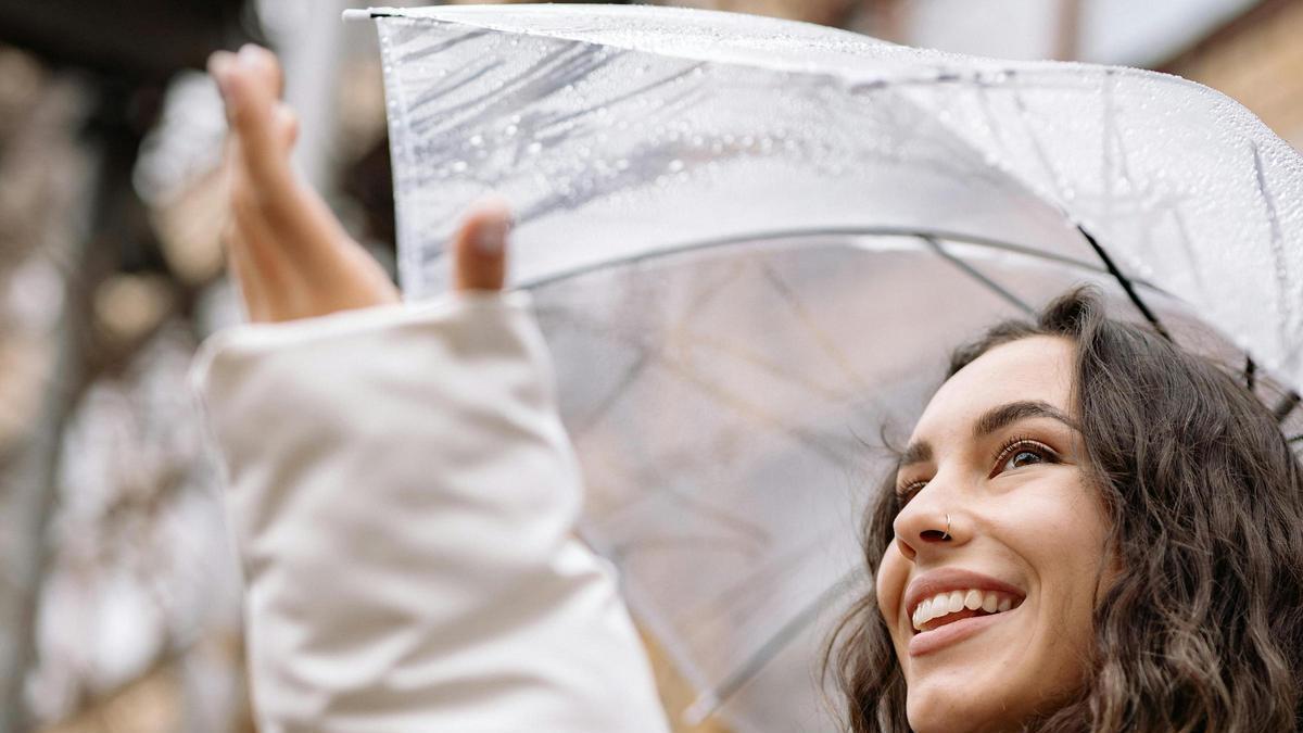Maldito ‘Frizz… Cómo mantener el peinado en días de lluvia: seis trucos del peluquero Javier Mateo