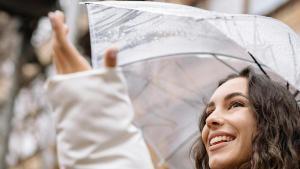 Una chica bajo la lluvia.