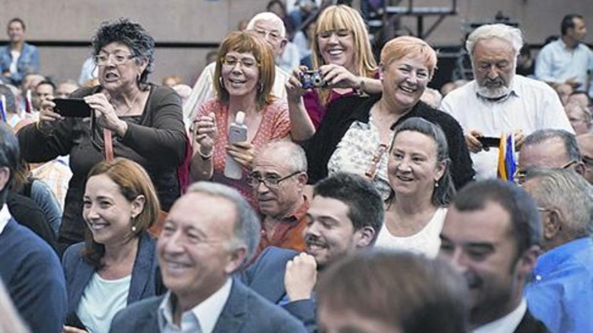 Público entregado 8 Varios asistentes al mitin de ayer del PSC intentan inmortalizar el momento.