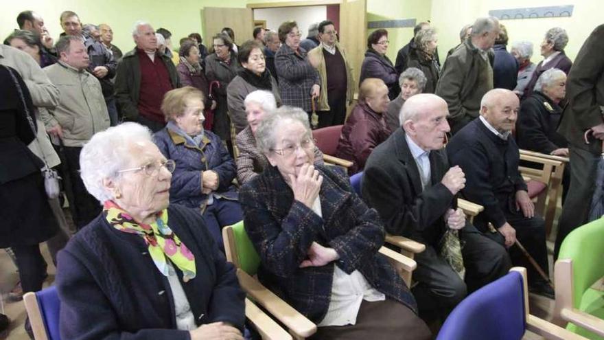 Personas de la tercera edad de Coreses, durante la inauguración del Centro de Día en marzo de 2011.