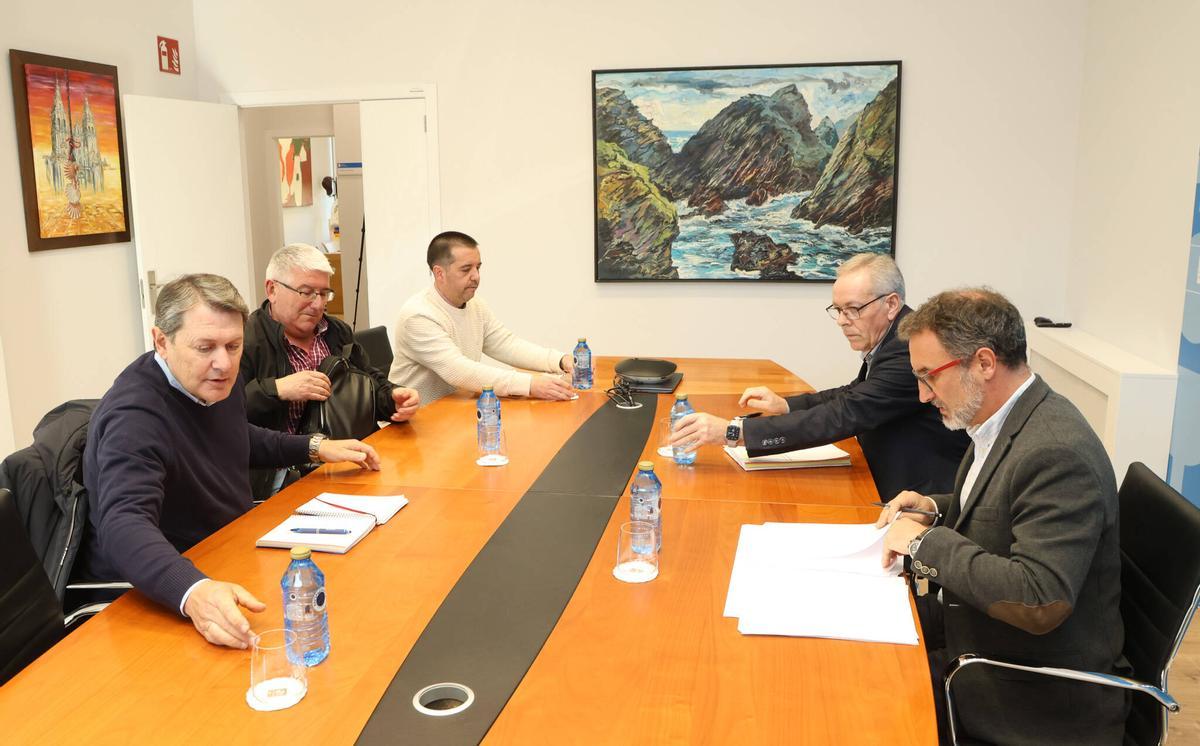 Balseiros y Cerviño con los responsables de Asaga y UUAA durante la reunión