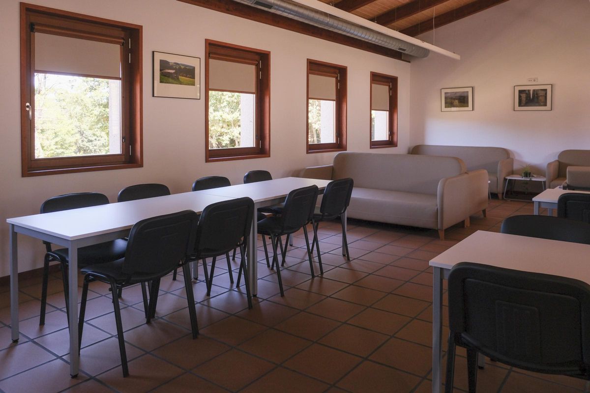 Comedor-cociña e zona de descanso, unha das instalacións do albergue de Piñor.