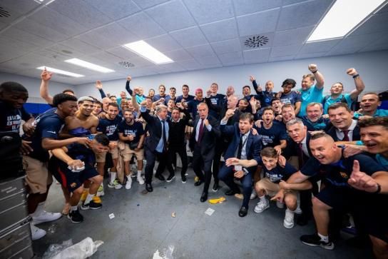 Los jugadores y los dirigentes del Barça, en el vestuario del RCDE Stadium.