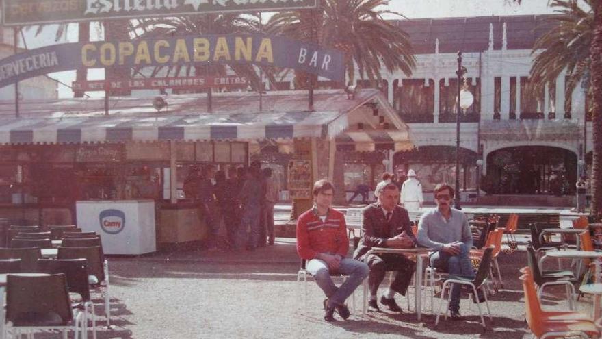 Javier está sentado a la derecha con su padre y su hermano Carlos delante de la antigua cafetería Copacabana, en Méndez Núñez.