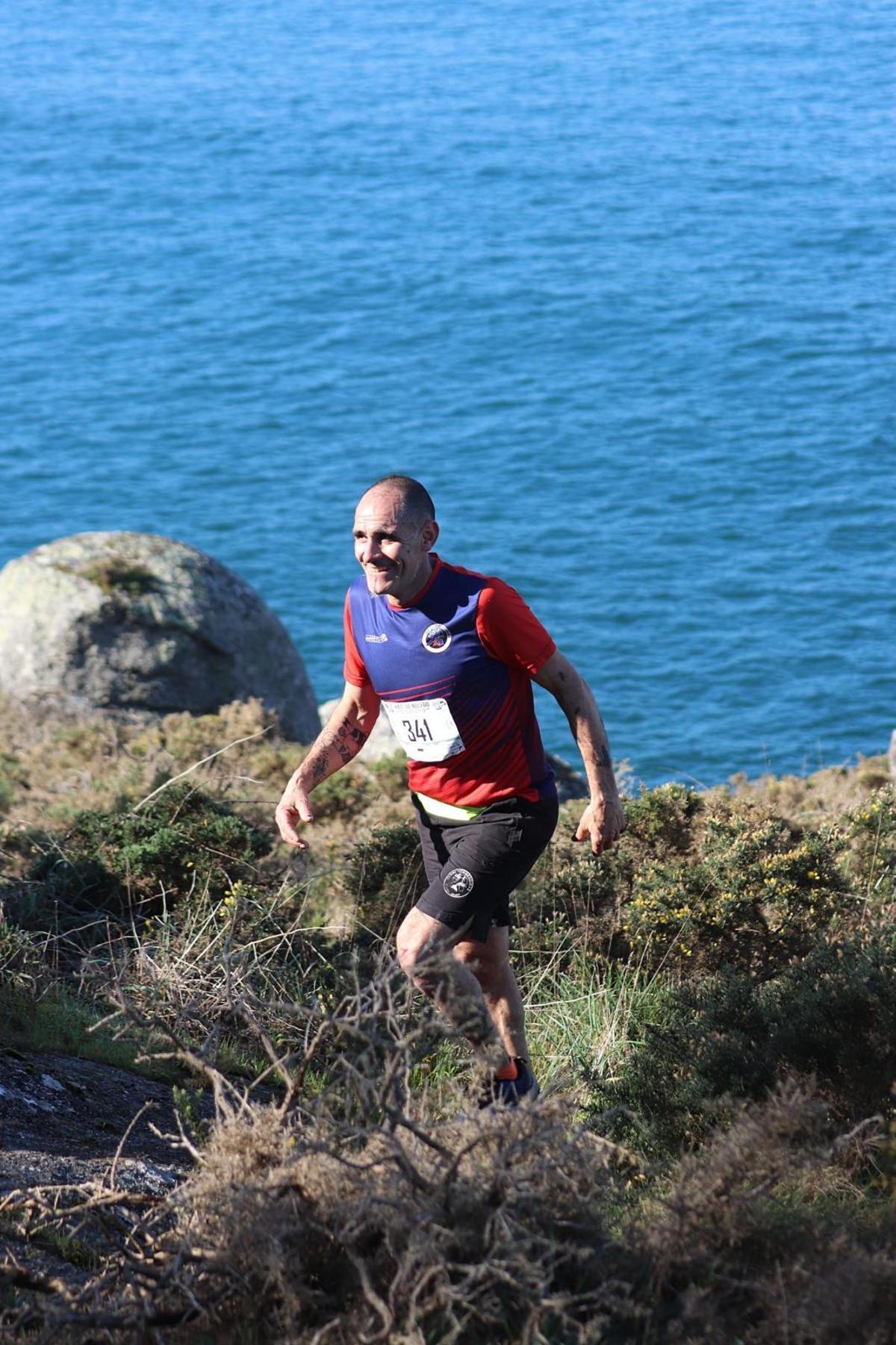 Ricardo Verde en uno de los tramos del "trailiño" por la zona pegada al mar, en Beluso.