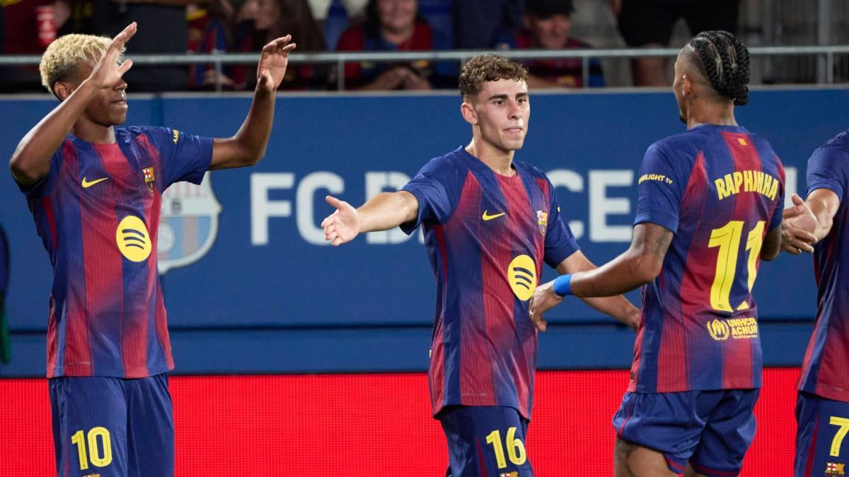 Lamine Yamal, Fermín y Raphinha celebrando un gol del Barça en el Estadi Johan Cruyff
