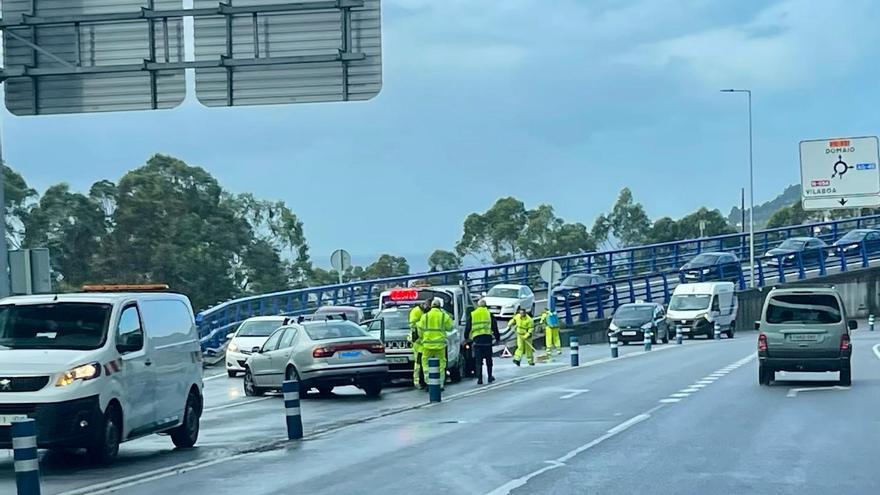 Pierde el control de su coche y da varias vueltas sobre sí mismo en el enlace de la autopista en Domaio