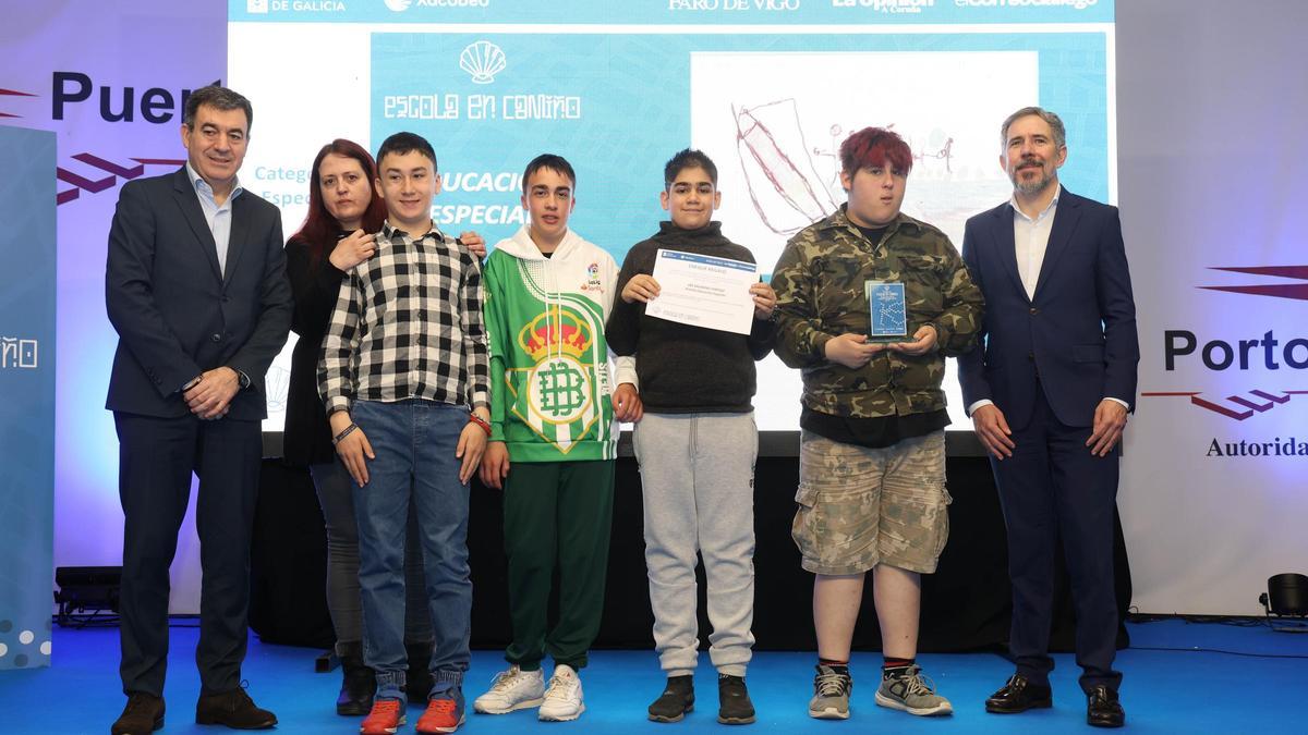 O conselleiro de Educación, Román Rodríguez; e o director comercial de Prensa Ibérica Galicia, Pedro Costa, entregan o galardón a Jonathan Ferreira, alumno do CEE Saladino Cortizo.