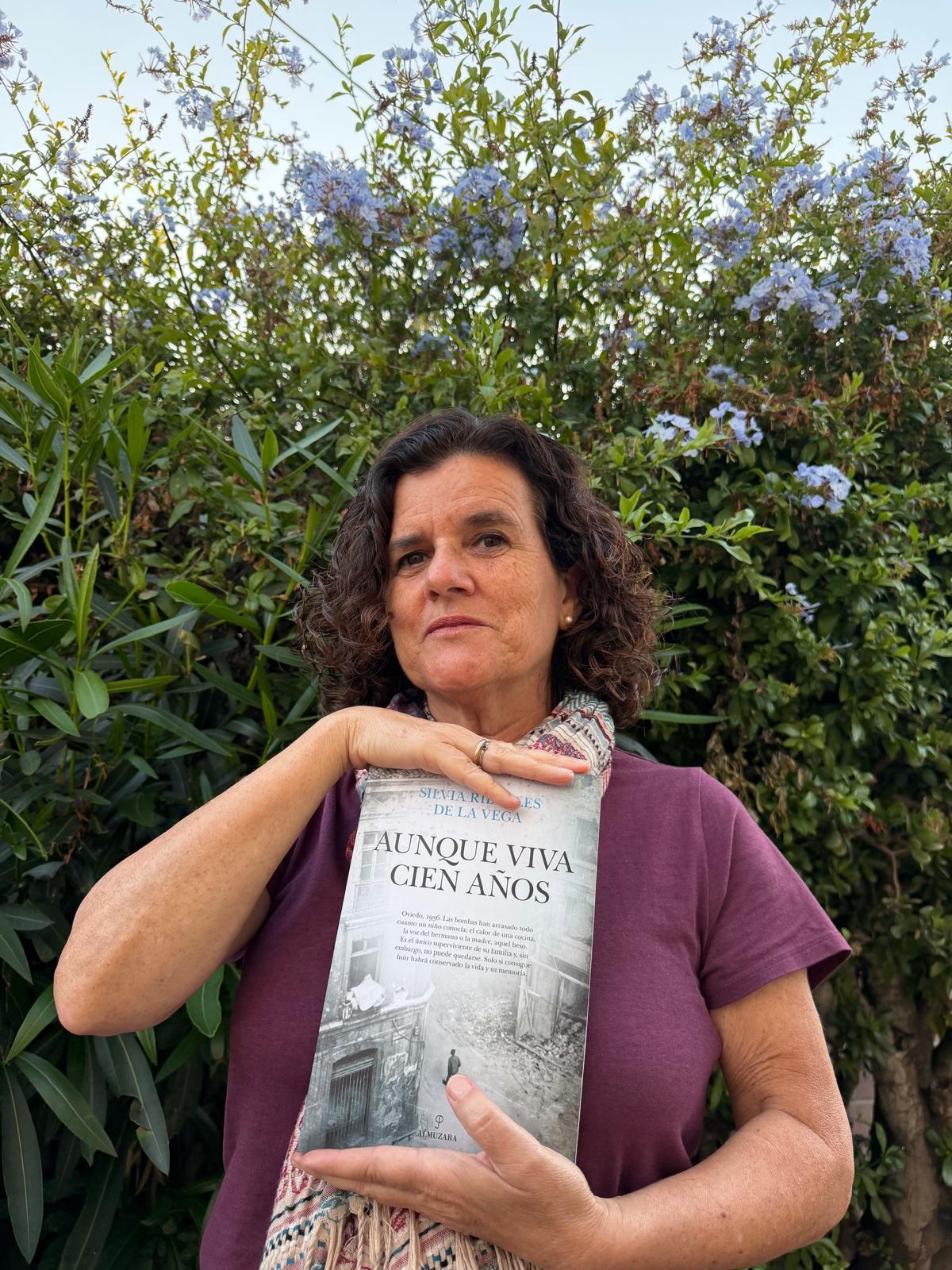 Ribelles, con un ejemplar de "Aunque viva cien años".