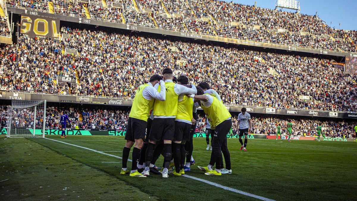 Los jugadores celebran el gol de Ramazani ante Osasuna