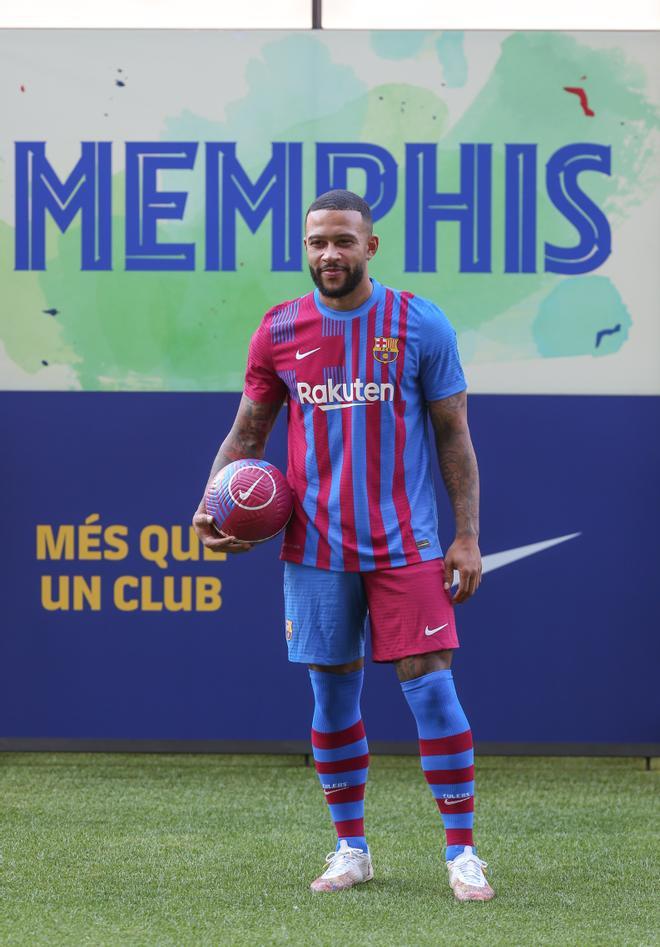 Las primeras imágenes de Memphis Depay con la camiseta del Barça