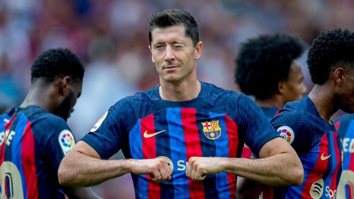 Lewandowski, feliz, tras marcar uno de los dos goles que le hizo al Elche en el Camp Nou.