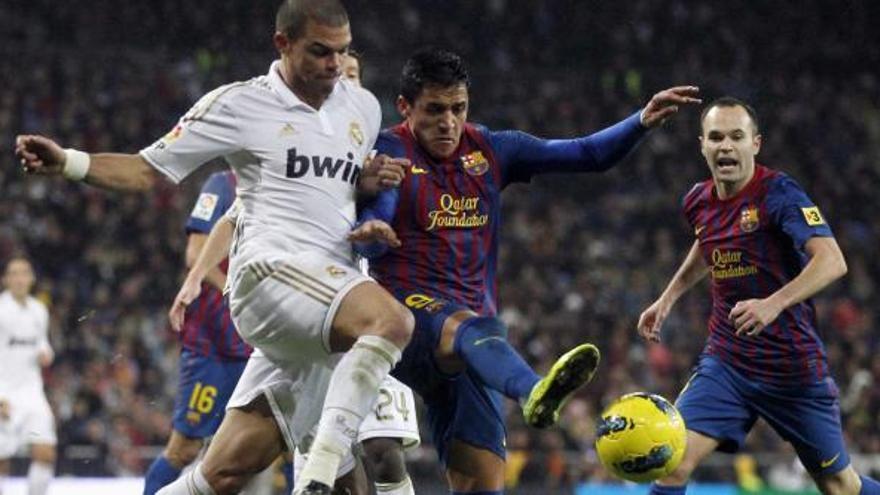 Una disputa de Pepe y Alexis, en el Real Madrid-Barcelona de la primera vuelta, en el Santiago Bernabeu.