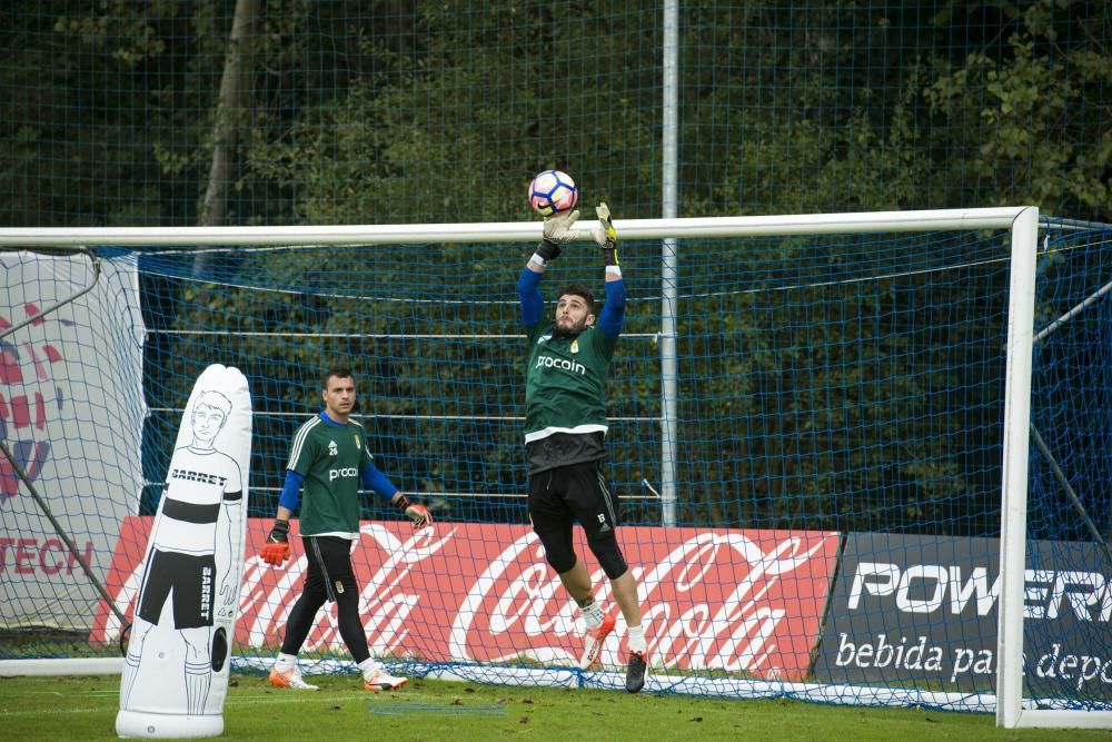 Entrenamiento del Real Oviedo con la visita del boxeador Aitor Nieto