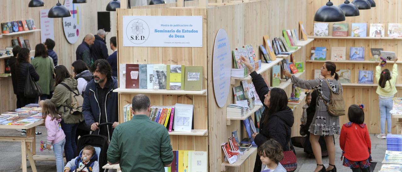 Los libros fueron colocados en estanterías y sin referencias de a qué tienda pertenecían. |   // BERNABÉ/JAVIER LALÍN