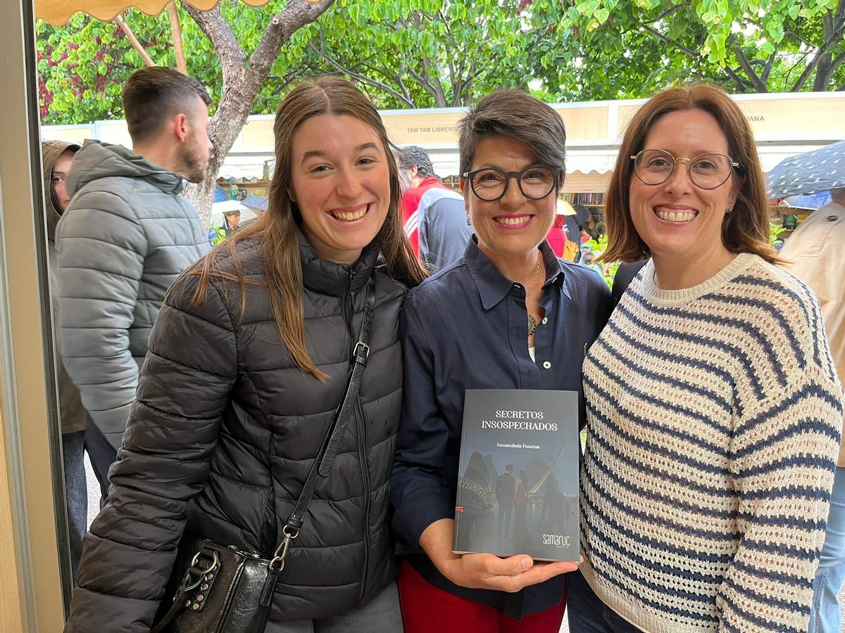 La escritora valenciana Inmacualda Fuentes con dos lectoras en la Fira del Llibre.