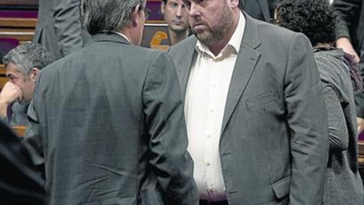 Junqueras y Mas dialogan en el Parlament, el pasado mes de diciembre.