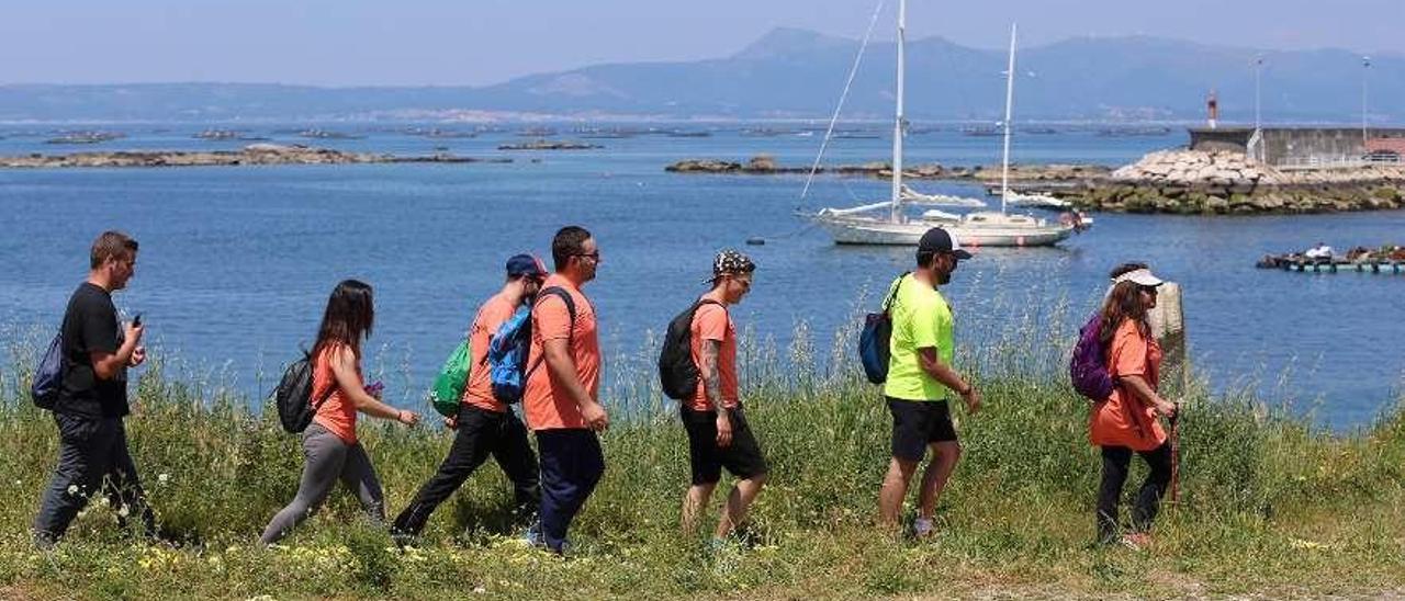 Asistentes a la caminata contra el cáncer de Nestlé Pontecesures, en Punta Moreiras. // Muñiz