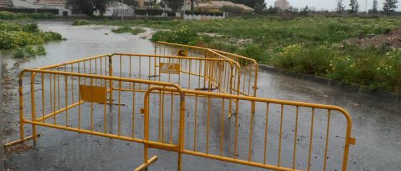 Imagen de ayer del tramo de Sant Joan por urbanizar, con la zona residencial Los Albatros al fondo.