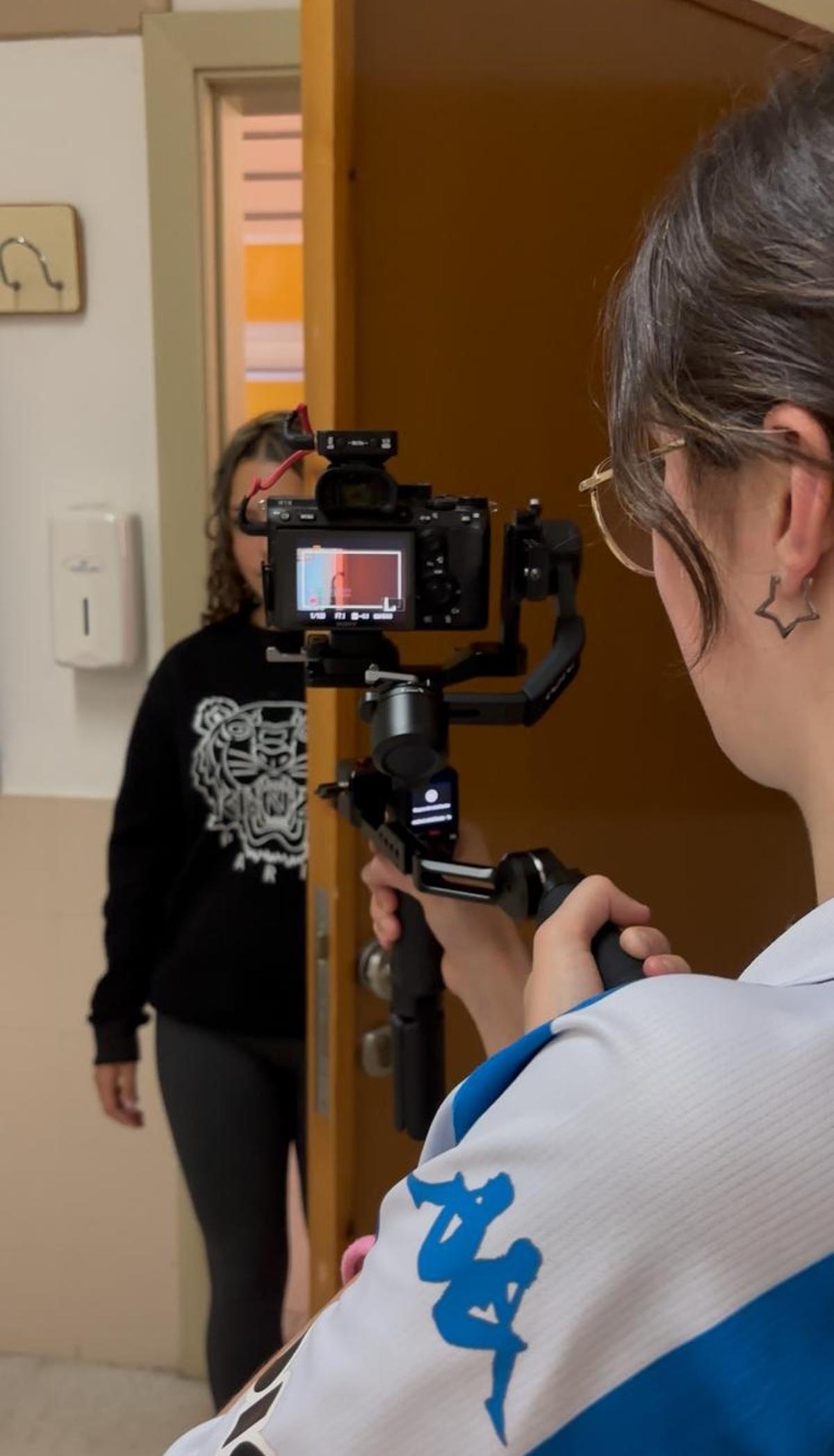 Dos alumnas grabando un corto para la actividad 'Culleredo, de cine'