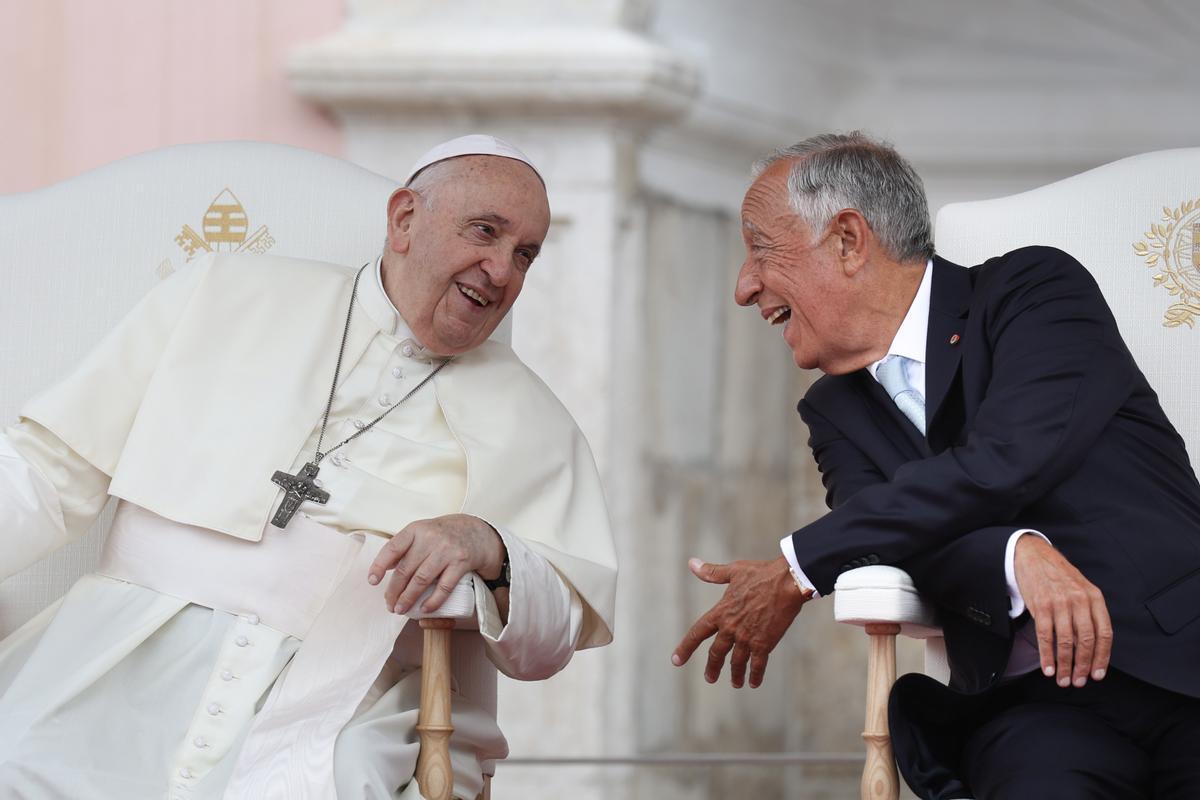 Lisbon (Portugal), 02/08/2023.- Pope Francis during a meeting with Portugal’s President Marcelo Rebelo de Sousa at the Belem Palace in Lisbon, Portugal, 02 August 2023. The Pontiff is in Portugal on the occasion of World Youth Day (WYD), one of the main events of the Church that gathers the Pope with youngsters from around the world, that takes place until 06 August. (Papa, Lisboa) EFE/EPA/TIAGO PETINGA / POOL