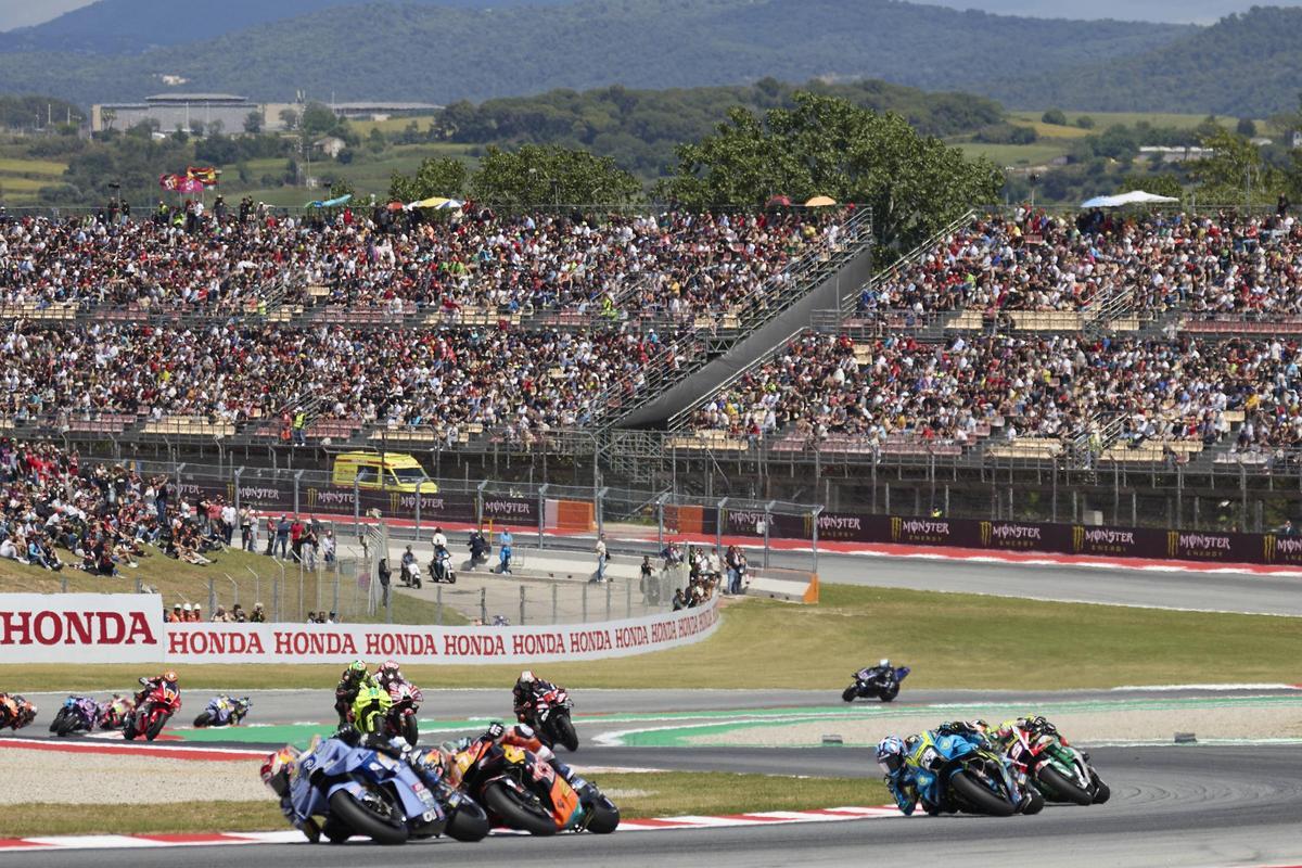 La parrilla de MotoGP, sin Marc Márquez, ante la afición presente en el Circuit de Barcelona-Catalunya