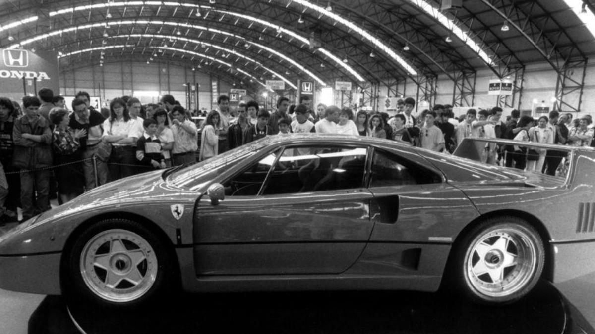 Un Ferrari deportivo F-40 en la IV edición del Salón.   | //  JESÚS DE ARCOS