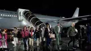 Los turistas montillanos atrapados en Oriente Medio llegan a la base aérea de Torrejón: "Estamos muy emocionados"