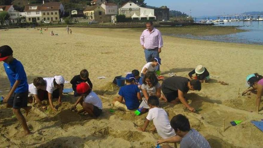 Los niños durante la actividad en la playa de Arealonga. // FdV