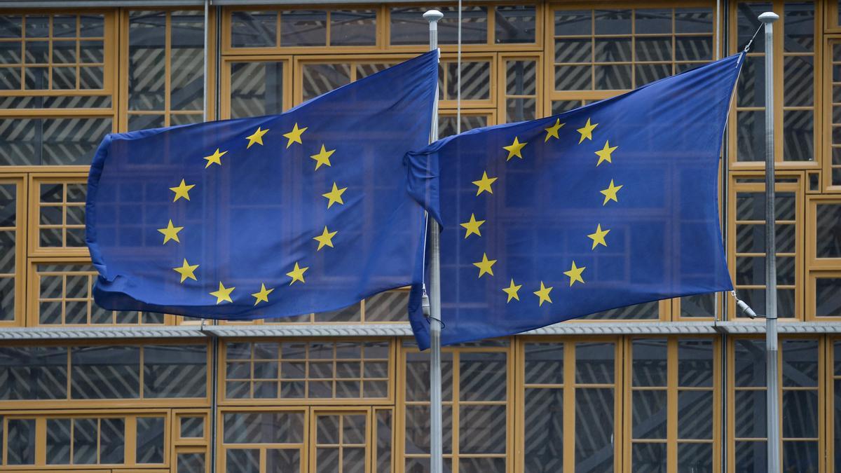 Banderas de la UE en la sede de la Comisión Europea en Bruselas.