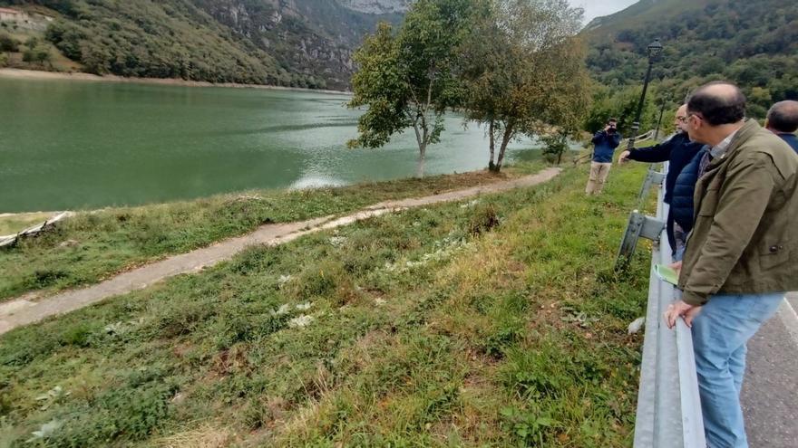 Los técnicos observan desde la carretera la zona en la que se instalará el embarcadero fijo. | D. O.