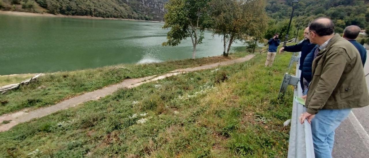 Los técnicos observan desde la carretera la zona en la que se instalará el embarcadero fijo. | D. O.