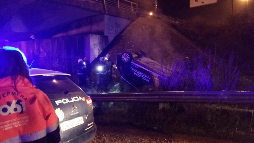 Un coche de la Policía vuelca y sale ardiendo en una persecución