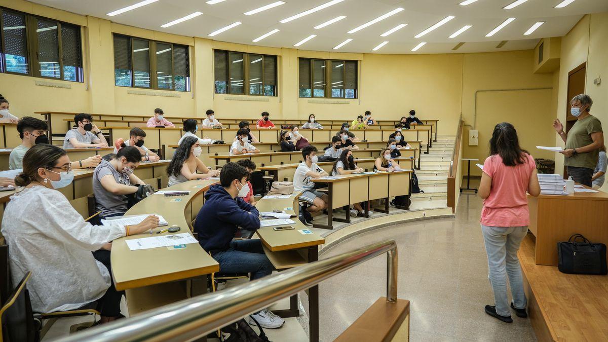 Estudiantes antes de comenzar un  examen, en la Facultad de Empresariales de Badajoz.