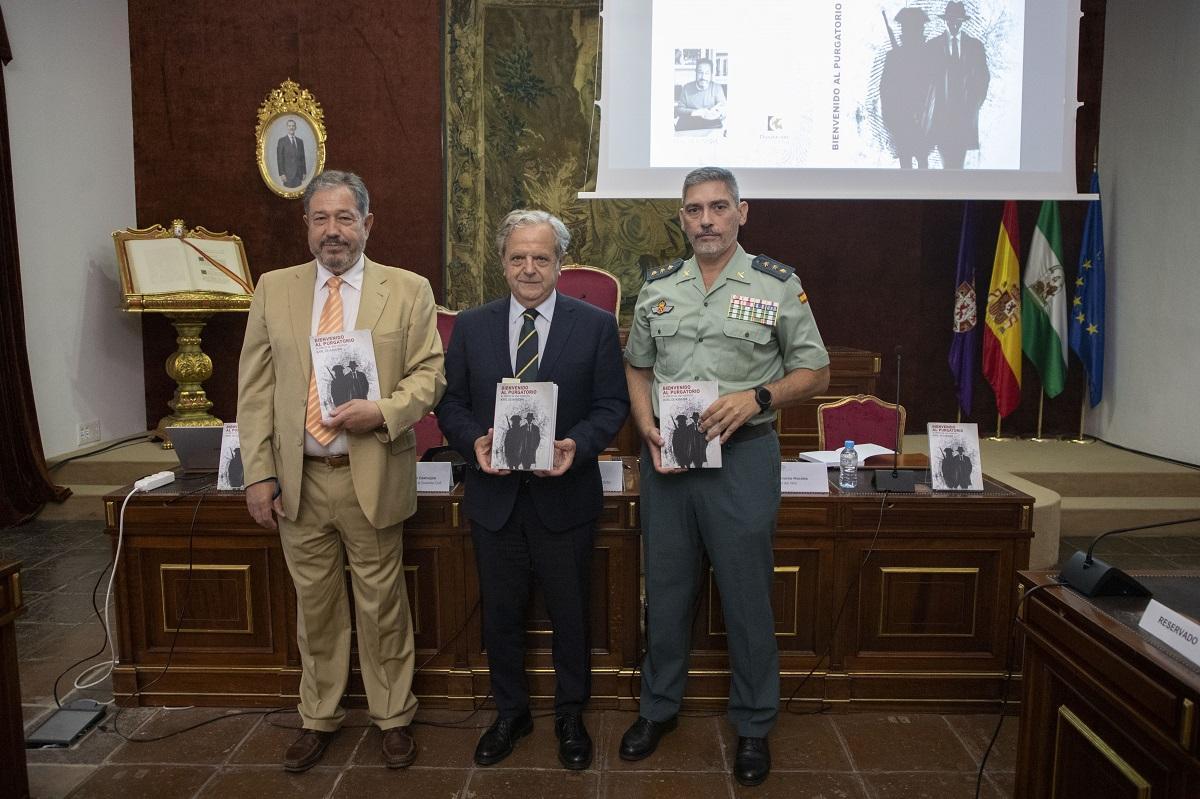 El autor del libro junto al presidente de la Diputación y el comandante de la Guardia Civil.