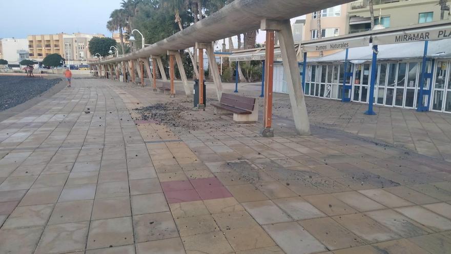 Callaos en el paseo marítimo de Arinaga