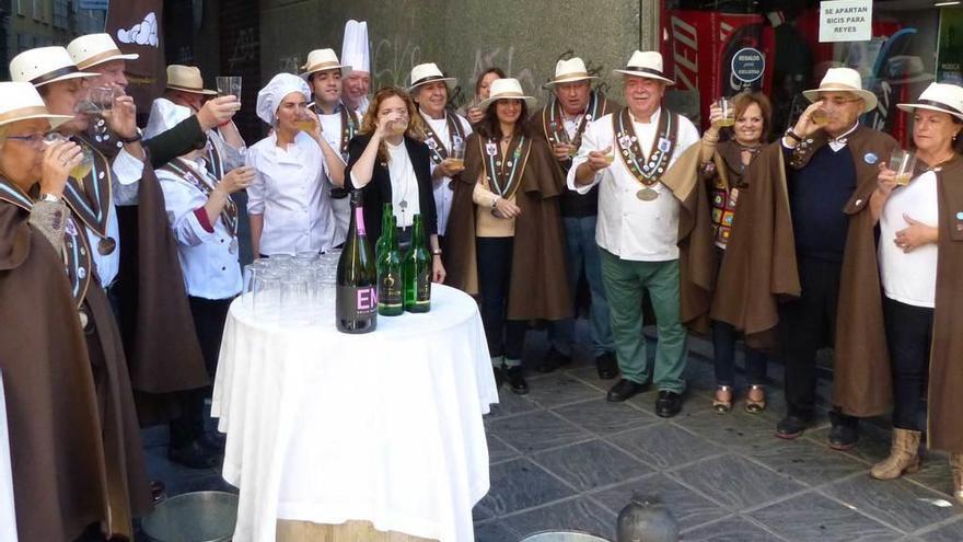 Miembros de la Cofradía de les Fabes, en Granada.