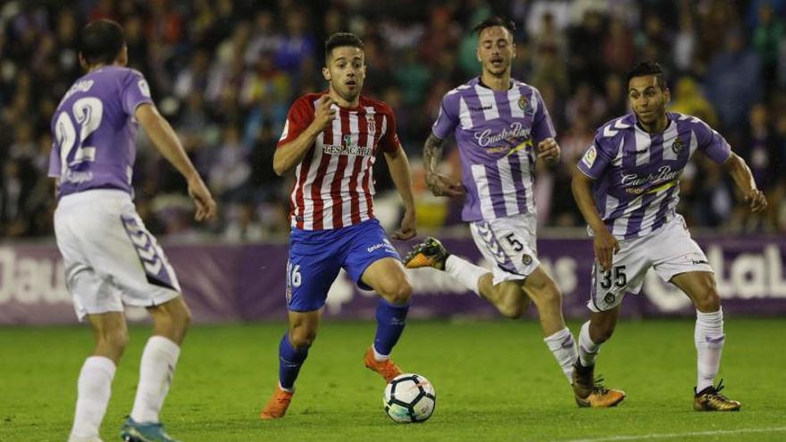 Jony, en el centro, durante un partido ante el Valladolid. |