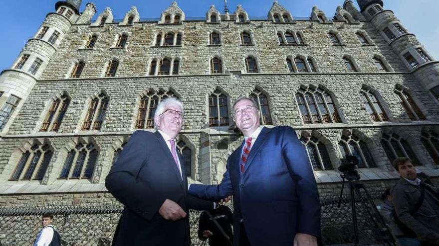 El alcalde de León, Antonio Silván, y el presidente de la Fundación España Duero, José Ángel Hermida, en el Edificio Botín.