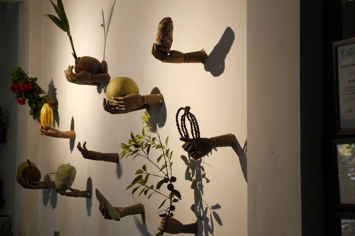 Intalación artística en el restaurante Roots.