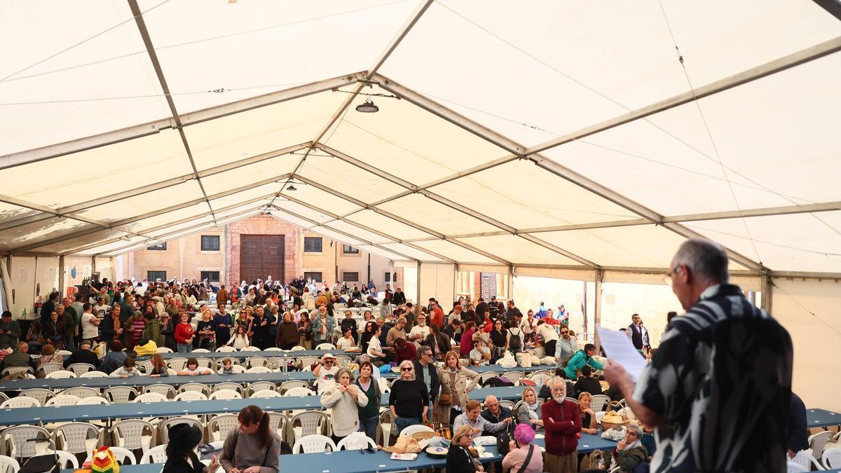 La lluvia no impide la multitudinaria comida en la calle de las fiestas del Oviedo Antiguo